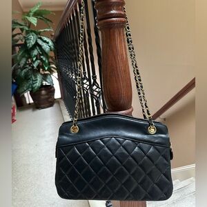 Elegant Black Vintage 100% Authentic Chanel Quilted Shoulder Bag